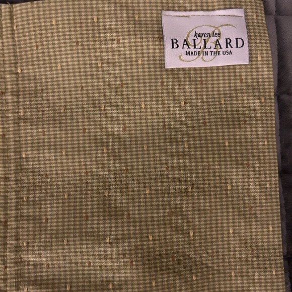 Elegant Green and White Table Runner NWT - Picture 6 of 7